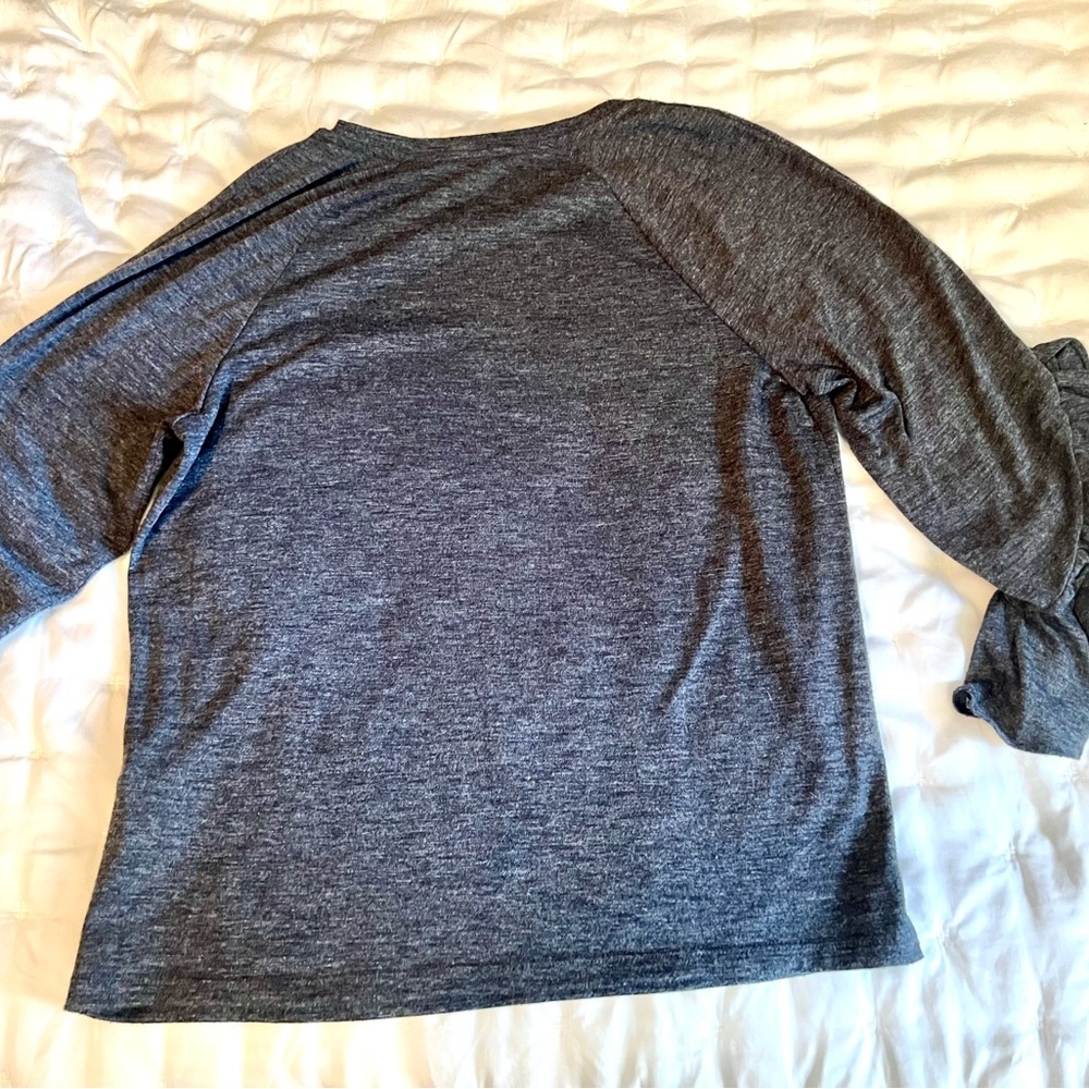 Reserved Banana Republic 3/4 sleeve top. Crew neck. Ruffled sleeve. - Picture 4 of 13